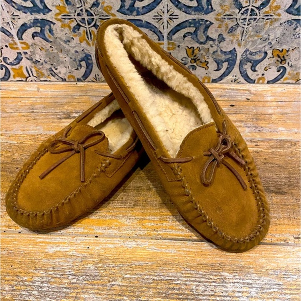 UGG indoor/outdoor unisex slippers- listed under womens sizing. COZY& COMFY!